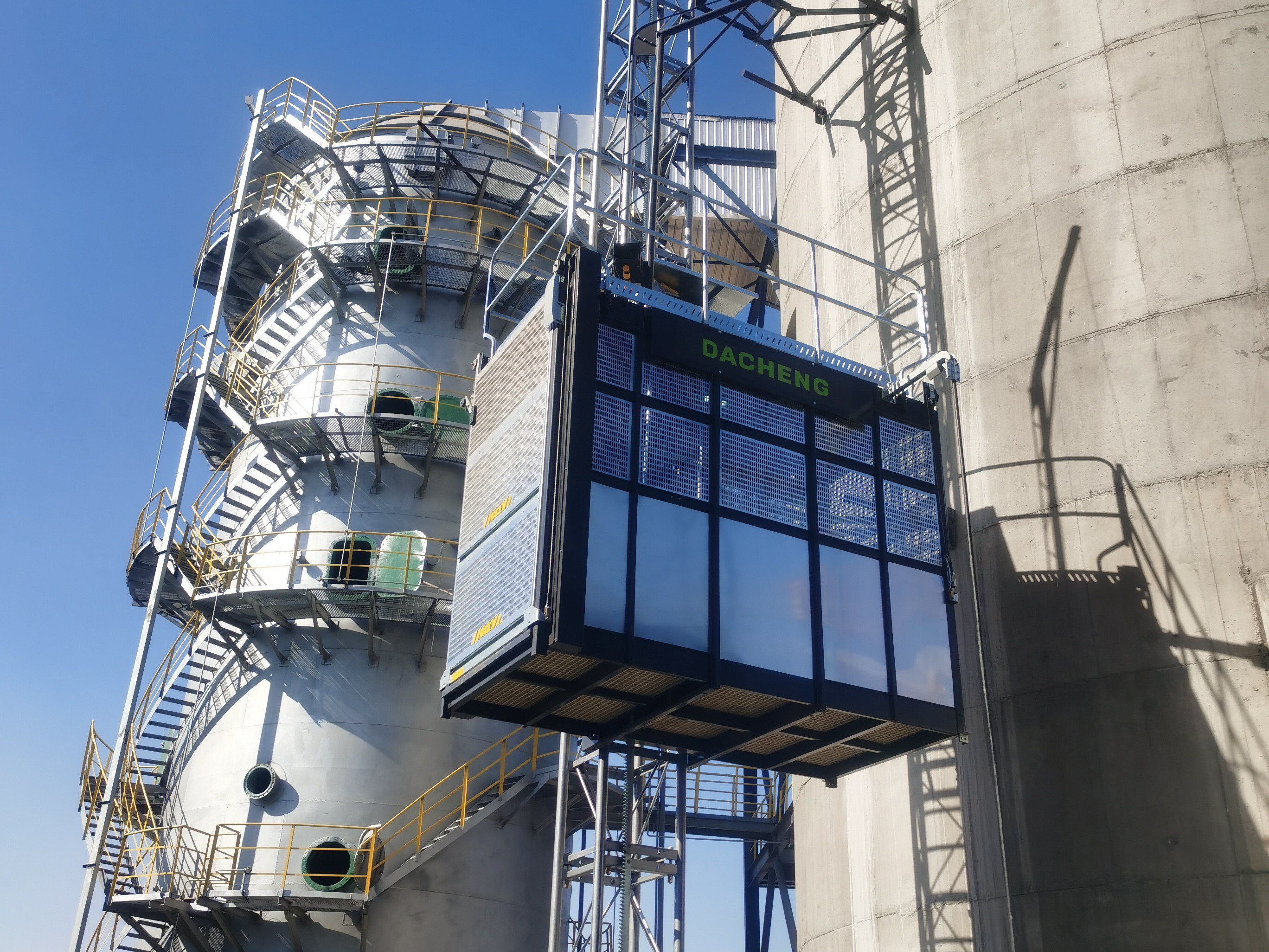 大诚机械&榆林煤化厂：烟囱电梯新合作，安全高效共铸辉煌